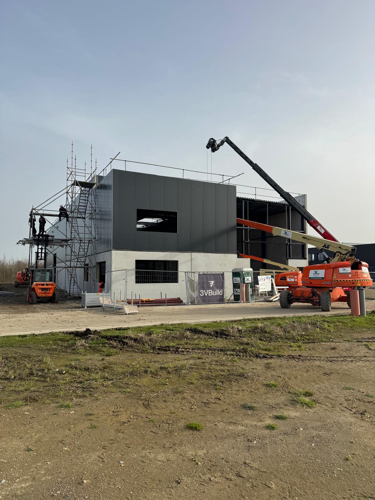 Groot magazijn & kantoren in Berlaar